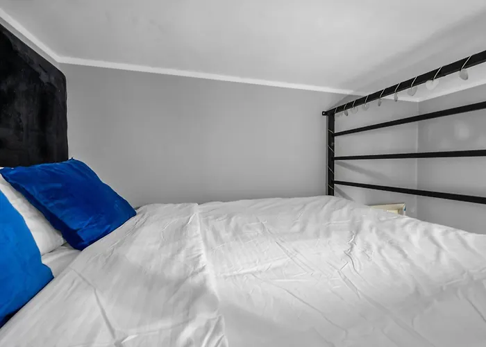 아파트 Wola Industrial By Bookinghost